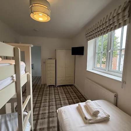 Bay Tree House - The Bay Filey, Sleeps 8, 2 Dogs Welcome *